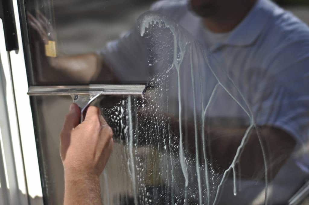 Conseils et astuces pour nettoyer ses vitres Mon Devis